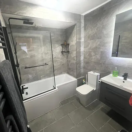 Garden Apartment Near Heathrow Airport And Elizabeth Line Train Station Hayes  Exterior photo