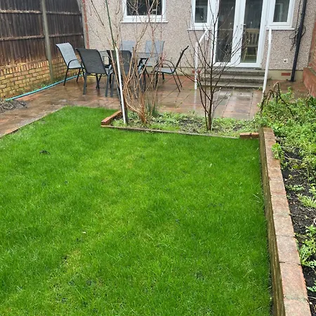 Garden Apartment Near Heathrow Airport And Elizabeth Line Train Station Hayes  Exterior photo