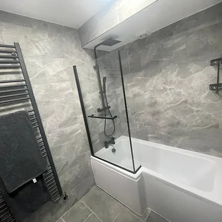 Garden Apartment Near Heathrow Airport And Elizabeth Line Train Station Hayes  Exterior photo