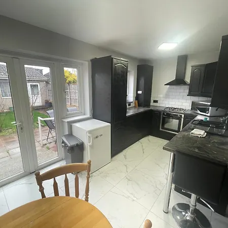 Garden Apartment Near Heathrow Airport And Elizabeth Line Train Station Hayes  Exterior photo