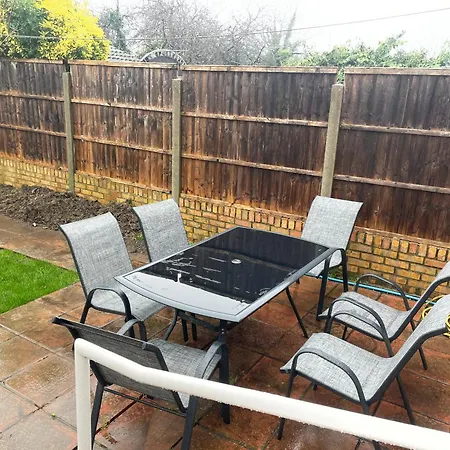 Garden Apartment Near Heathrow Airport And Elizabeth Line Train Station Hayes  Exterior photo