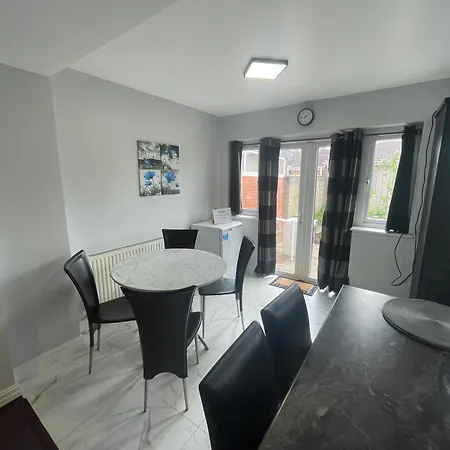 Garden Apartment Near Heathrow Airport And Elizabeth Line Train Station Hayes  Exterior photo