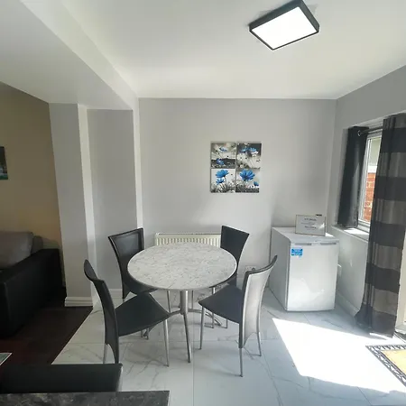 Garden Apartment Near Heathrow Airport And Elizabeth Line Train Station Hayes  Exterior photo