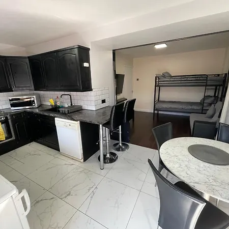 Garden Apartment Near Heathrow Airport And Elizabeth Line Train Station Hayes  Exterior photo