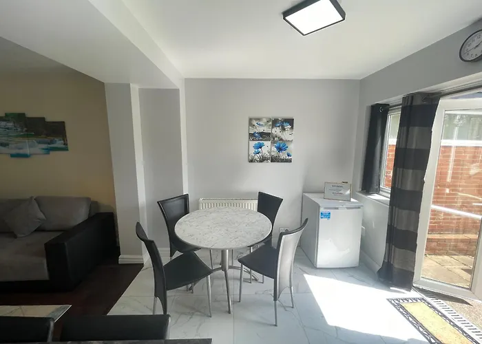 Garden Apartment Near Heathrow Airport And Elizabeth Line Train Station