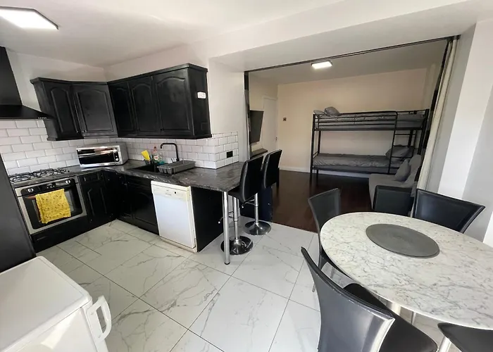 Garden Apartment Near Heathrow Airport And Elizabeth Line Train Station