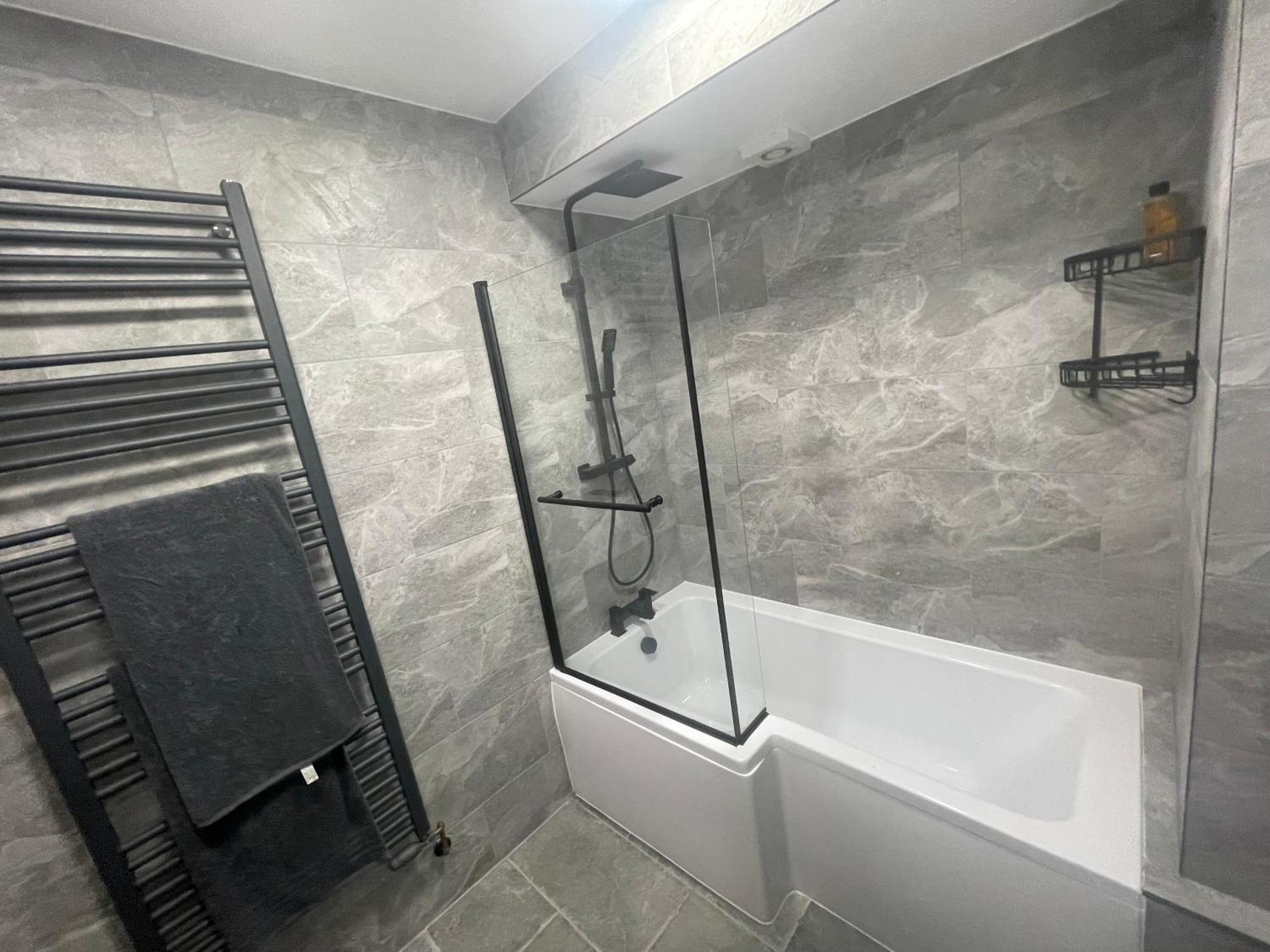 Garden Near Heathrow Airport And Elizabeth Line Train Station Apartment *