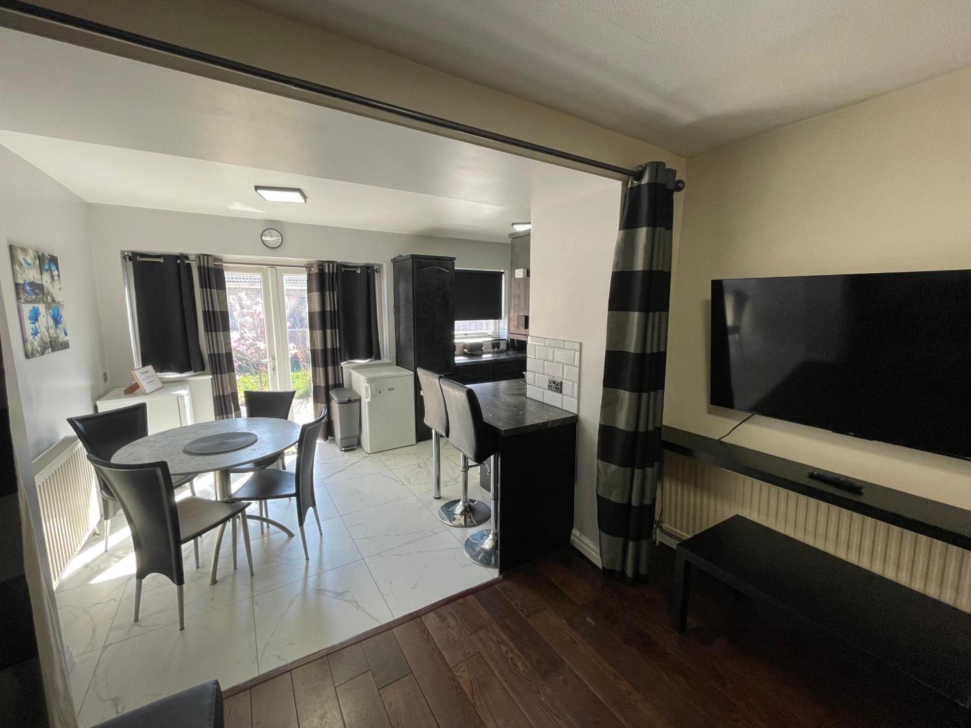 Apartment Garden Near Heathrow Airport And Elizabeth Line Train Station